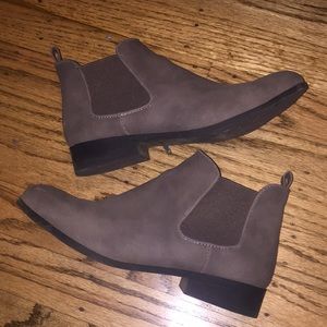 GREY CHELSEA BOOTS!